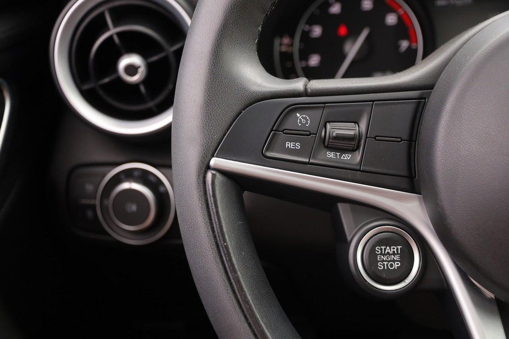 Used 2019 Alfa Romeo Giulia AWD image 12