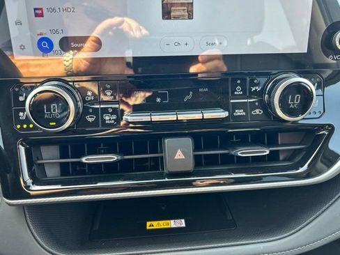 Used 2025 Toyota Highlander Platinum AWD/4WD image 19