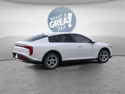 New 2025 Kia K4 LXS image 6