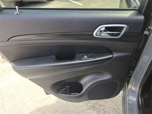 Used 2019 Jeep Grand Cherokee Altitude image 11