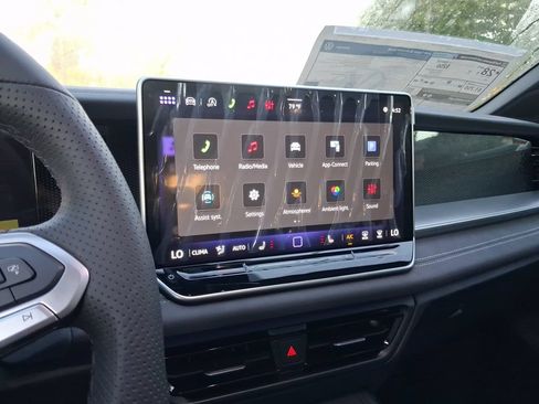 New 2026 Volkswagen Tiguan SE R-Line FWD image 9