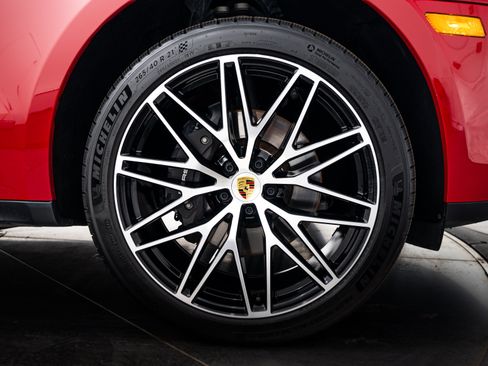 Certified 2026 Porsche Macan AWD/4WD image 11