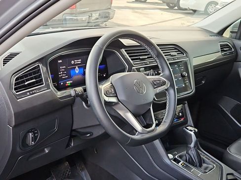 Used 2023 Volkswagen Tiguan SE w/ Panoramic Sunroof Package FWD image 11
