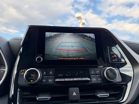 Used 2023 Toyota Highlander XLE image 18