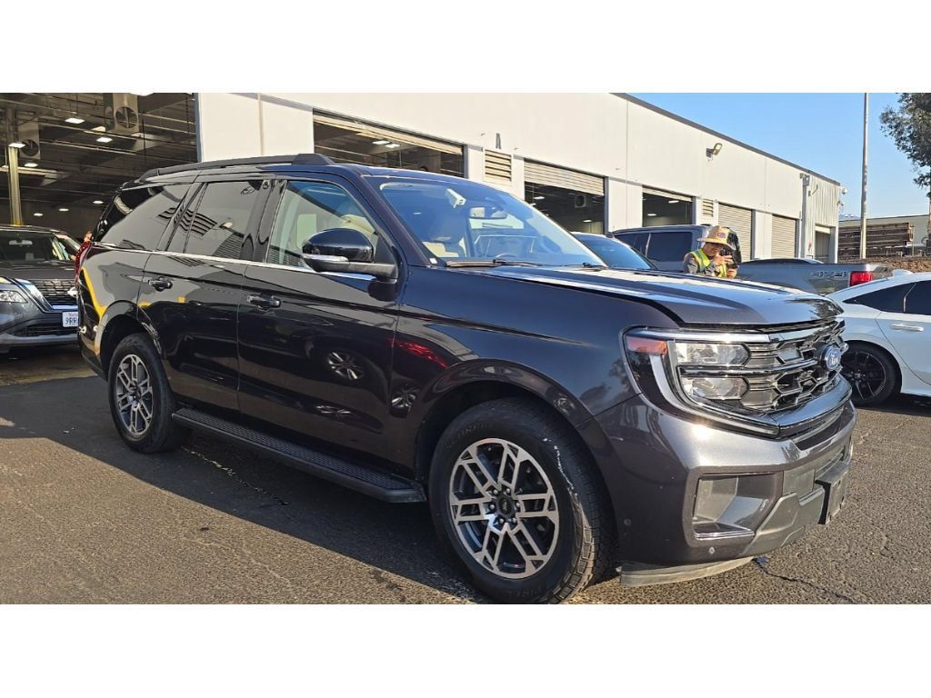 Used 2025 Ford Expedition Active AWD/4WD image 3