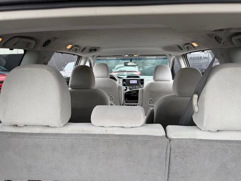 Used 2011 Toyota Sienna LE w/ Towing Pkg AWD/4WD image 15