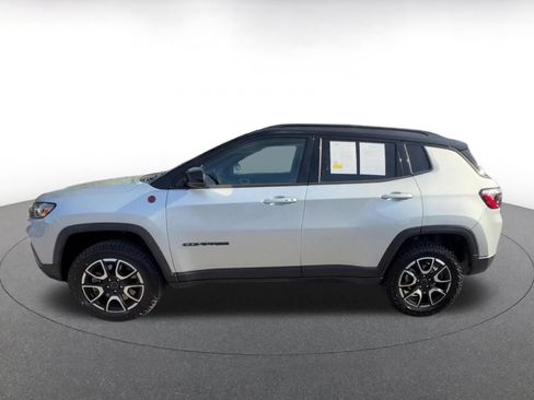 Used 2025 Jeep Compass Trailhawk AWD/4WD image 9