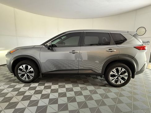 Used 2022 Nissan Rogue SV FWD image 2