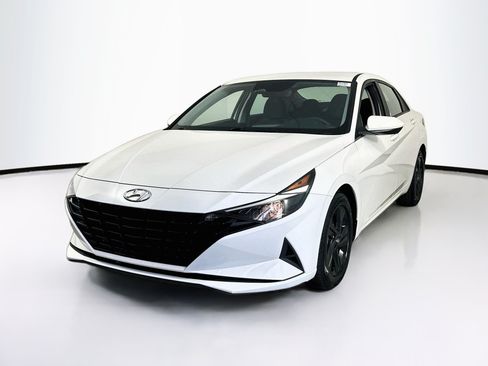 Used 2023 Hyundai Elantra SEL w/ Preferred Accessory Package FWD image 1
