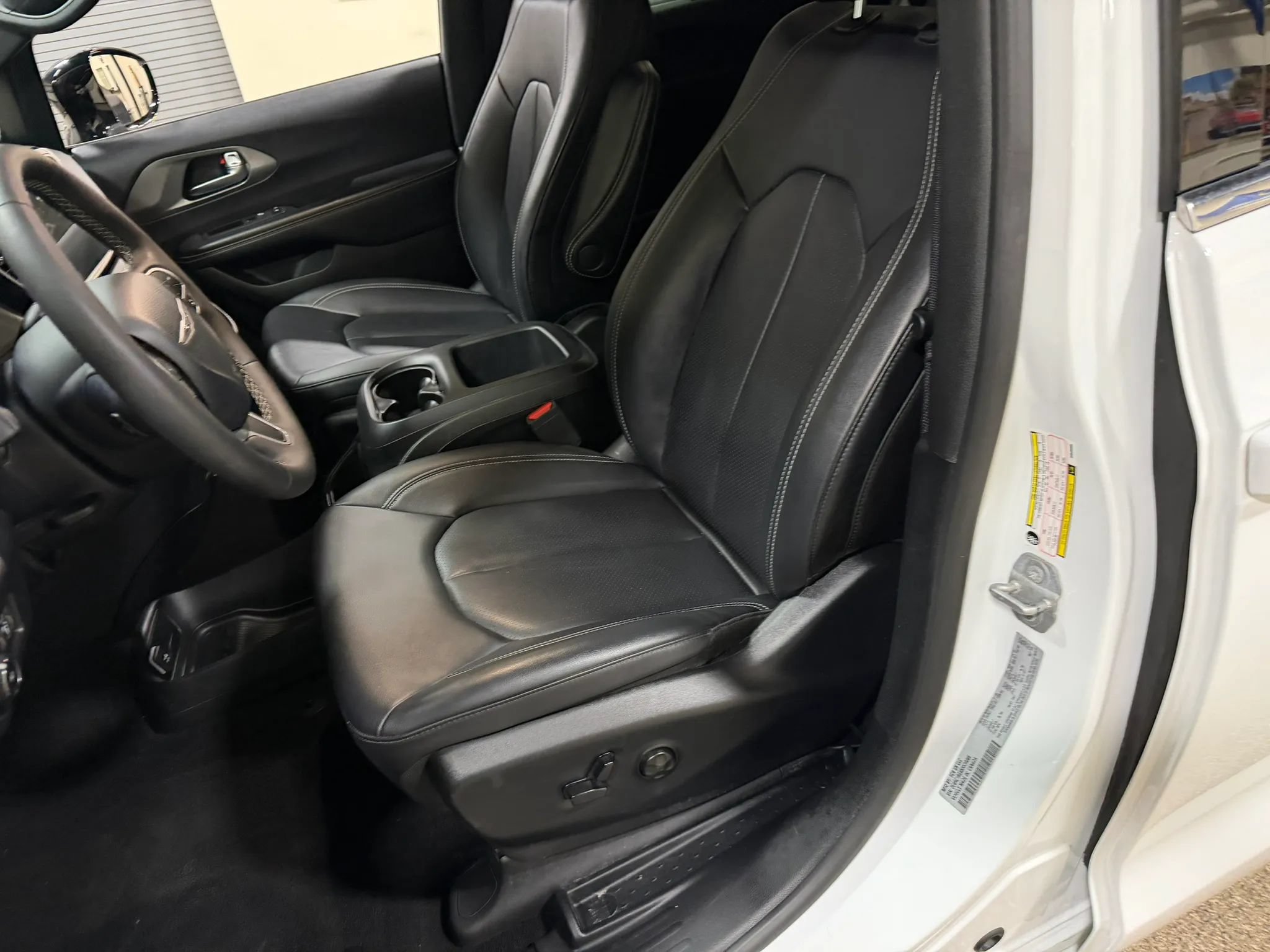 Used 2025 Chrysler Pacifica Select FWD image 44