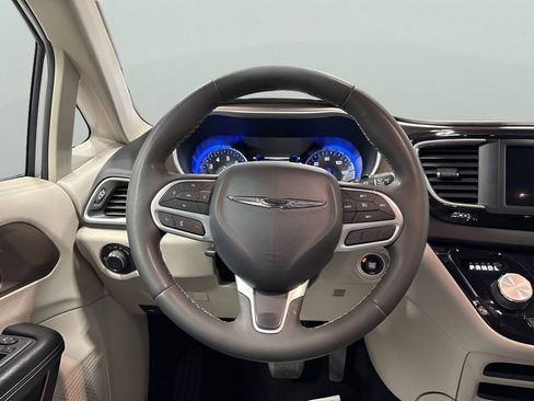 Used 2022 Chrysler Voyager LX image 14