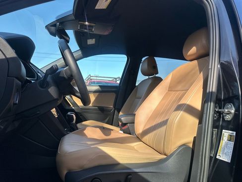 Used 2023 Volkswagen Tiguan SE image 3