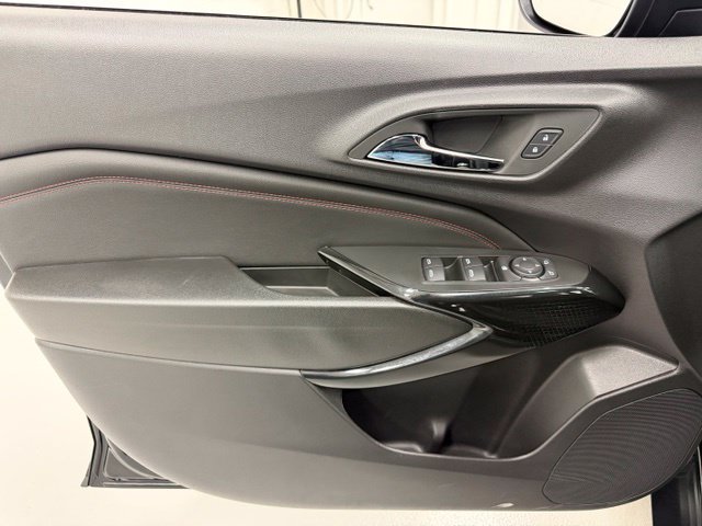Used 2025 Chevrolet Trax RS w/ Sunroof Package FWD image 19