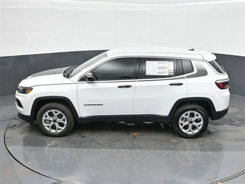 Used 2025 Jeep Compass Sport w/ Mopar Graphics Package image 36