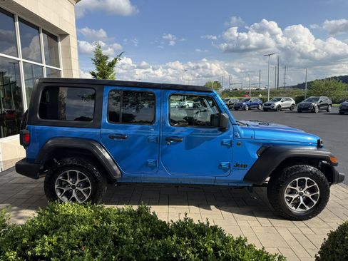Used 2024 Jeep Wrangler Unlimited Sport AWD/4WD image 10