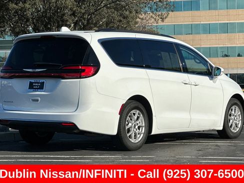 Used 2022 Chrysler Pacifica Touring-L FWD image 4
