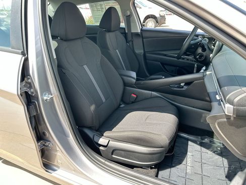 Used 2025 Hyundai Elantra SE FWD image 24