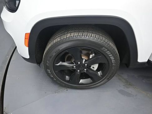 Used 2023 Jeep Grand Cherokee Altitude AWD/4WD image 34