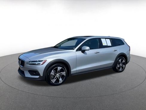 Used 2025 Volvo V60 B5 Cross Country Plus image 8