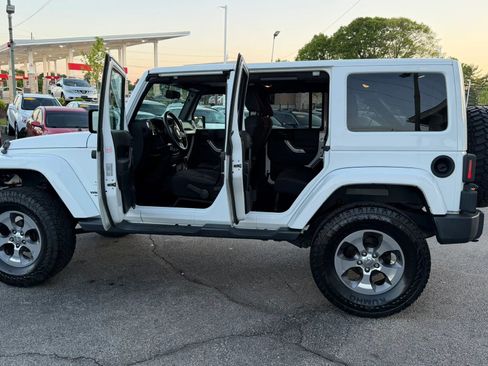 Used 2017 Jeep Wrangler Unlimited Sahara w/ Connectivity Group AWD/4WD image 16