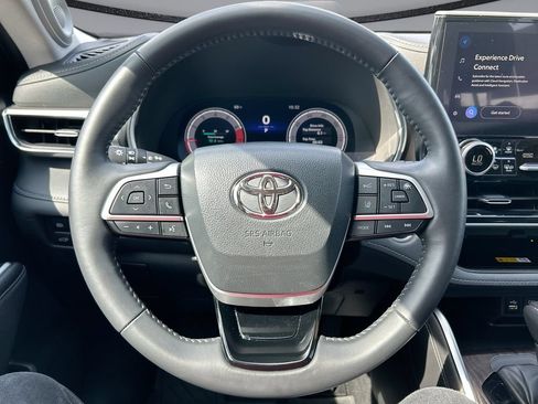 Used 2024 Toyota Highlander Platinum FWD image 16