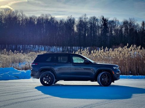 New 2025 Jeep Grand Cherokee Limited image 3