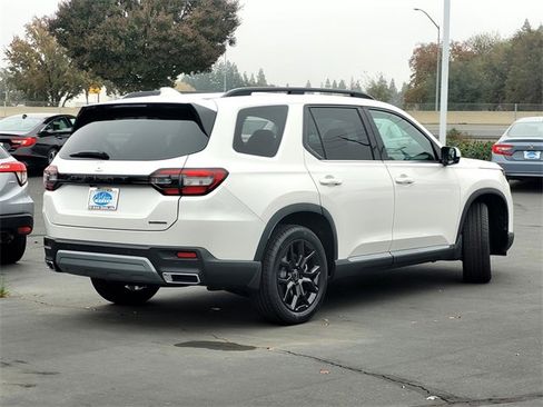 New 2025 Honda Pilot Touring image 4