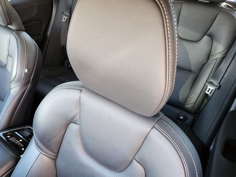 Used 2023 Volvo XC60 B6 Ultimate w/ Climate Package image 9