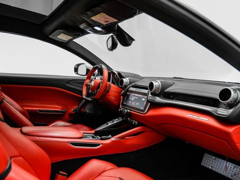 Used 2018 Ferrari GTC4Lusso AWD/4WD image 54