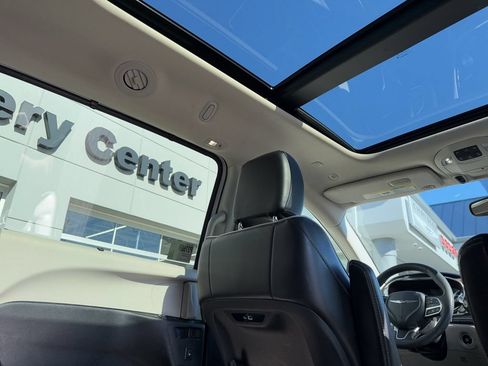 Used 2023 Chrysler Pacifica Limited FWD image 42