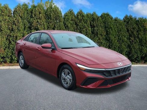 Certified 2024 Hyundai Elantra SE FWD image 3