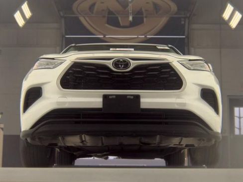 Used 2023 Toyota Highlander L AWD/4WD image 3