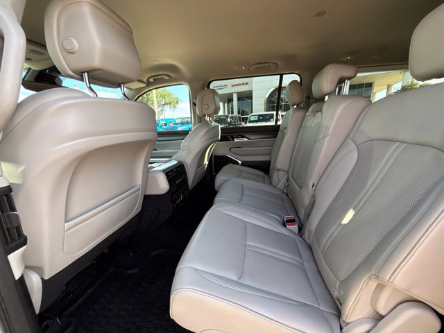 Used 2024 Jeep Wagoneer L Series II w/ Flexible Seating Group RWD image 12