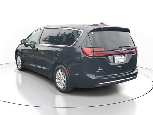 Used 2023 Chrysler Pacifica Touring-L FWD image 3