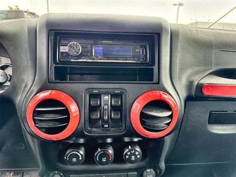 Used 2016 Jeep Wrangler Unlimited Rubicon w/ Connectivity Group image 14