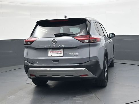 Used 2021 Nissan Rogue Platinum image 3