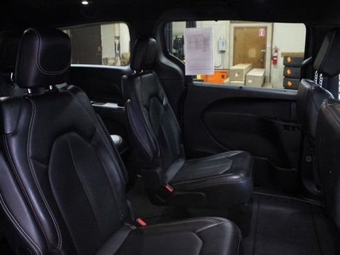 Used 2025 Chrysler Pacifica Select FWD image 11