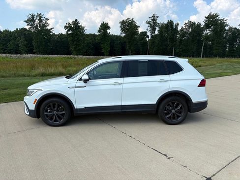 Used 2024 Volkswagen Tiguan SE AWD/4WD image 3