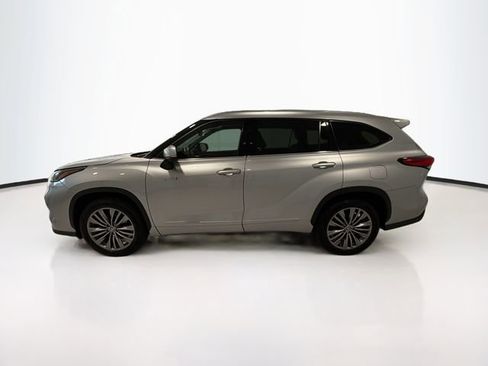 Used 2021 Toyota Highlander Platinum FWD image 4