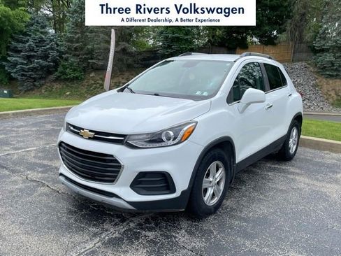 Used 2017 Chevrolet Trax LT w/ LT Convenience Package FWD image 1