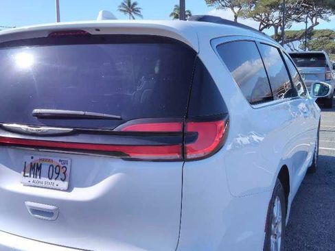 Used 2022 Chrysler Pacifica Touring-L image 3