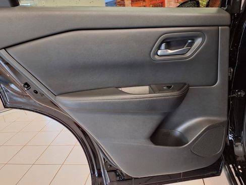 Used 2025 Nissan Rogue SV FWD image 16