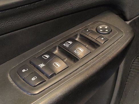 Used 2019 Jeep Cherokee Trailhawk w/ Comfort/Convenience Group AWD/4WD image 27