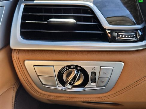 Used 2022 BMW 740i xDrive w/ Premium Package image 28