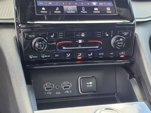 Used 2025 Jeep Grand Cherokee L Altitude AWD/4WD image 24