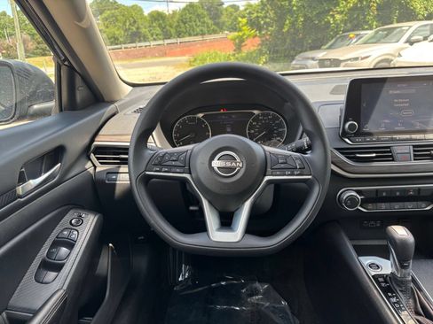 Used 2025 Nissan Altima 2.5 SV FWD image 34