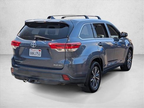 Used 2017 Toyota Highlander XLE w/ Carpet Mat Package AWD/4WD image 6