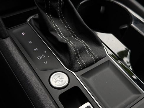 Used 2022 Volkswagen Atlas Cross Sport SE image 17