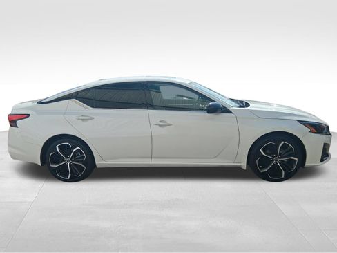 Used 2024 Nissan Altima 2.5 SR w/ SR Premium Package FWD image 4
