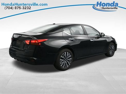 Used 2025 Nissan Altima 2.5 SV FWD image 8